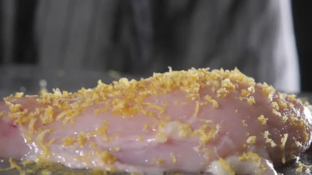 Raw chicken ready for marinade with lemon. Cooking with fire in frying pan. Professional chef in a kitchen of restaurant cooking. — Stock Video