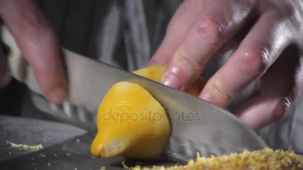 Frango cru pronto para escabeche com limão. Cozinhar com fogo na frigideira. Chef profissional em uma cozinha de cozinha de restaurante . — Vídeo de Stock