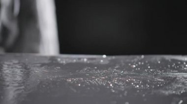 Wiener schnitzel. Çiğ domuz yağı ile Marine için hazır. Ateşle tavada pişirme. Profesyonel şef yemek Restoran bir mutfak.