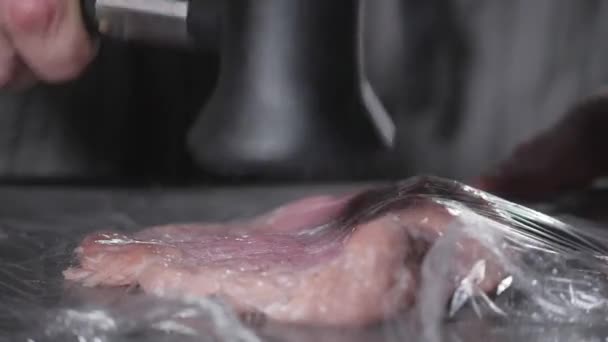 Schnitzelwiener. Koch kocht auf Küche Restaurant. Das Fleisch mit einem Holzhammer zerkleinern. Zubereitung von gebratenem Schwein — Stockvideo