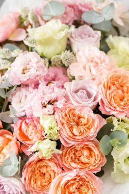 ahşap masa üzerinde bir vazoda karışık çiçekler güzel buket. bir çiçek mağazası, çiçekçi iş