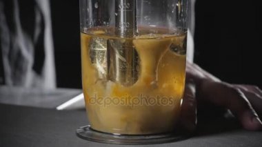 limon suyu sıkın. Zeytinyağı ile ev yapımı mayonez dayak. Sos için malzemeleri karıştırın. Şef bir blender kullanır. ağır çekim