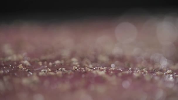 poivre dans le moulin. Schnitzel de Wiener. Porc cru prêt pour la marinade à l'huile. Cuire au feu dans une poêle. Chef professionnel dans une cuisine de restaurant .