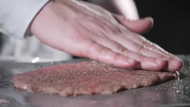 Pon la sal. Schnitzel salchicha. Cerdo crudo listo para marinar con aceite. Cocinar con fuego en sartén. Chef profesional en una cocina de cocina de restaurante . — Vídeos de Stock