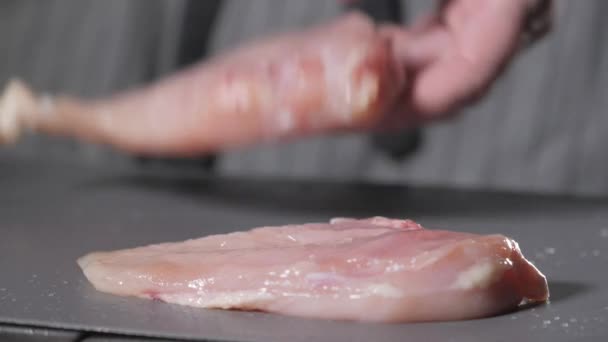 Poulet cru prêt pour la marinade au citron. Cuire au feu dans une poêle. Chef professionnel dans une cuisine de restaurant . — Video