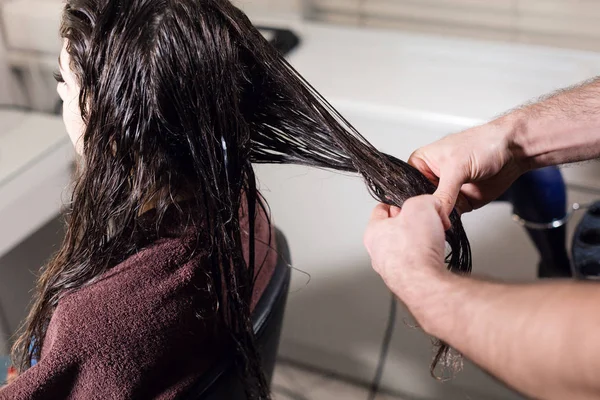 Portre Kuaför adam genç kadın saç güzellik salonunda yapar. — Stok fotoğraf