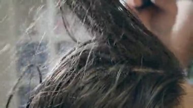 Portre Kuaför adam genç kadın saç güzellik salonunda yapar.