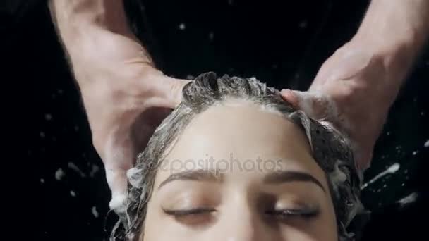 Hermosa chica se lava el pelo antes de un corte de pelo en un salón de belleza. El lavado de los cabello a la peluquería, la muchacha joven caucásica. champú profesional. estilista peluquero hombre — Vídeo de stock