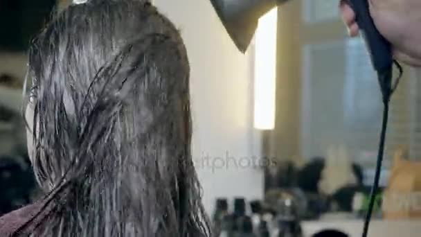 Gros plan coiffeur homme fait coiffure pour jeune femme dans le salon de beauté — Video