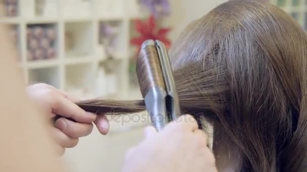 Closeup cabeleireiro homem faz penteado para a jovem mulher no salão de beleza — Vídeo de Stock