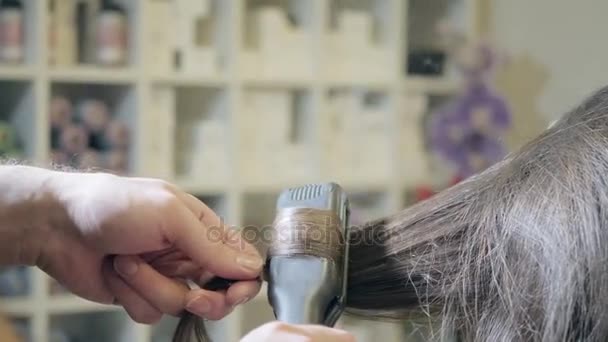 Gros plan coiffeur homme fait coiffure pour jeune femme dans le salon de beauté — Video