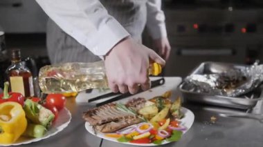 rosemary bir delikanlı ile dekore edilmiştir. Şef restoranda hazırlar. Taze sebze ve patates kızartması ile kuzu ızgara raf