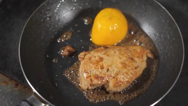 Cozinhar com fogo na frigideira. peito de frango. Chef profissional em uma cozinha comercial. Homem fritando comida na panela em placa na cozinha. câmara lenta — Vídeo de Stock