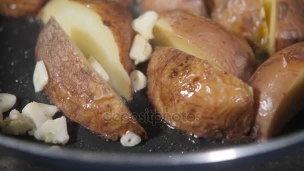 Batata assada em uma panela de ato de fritar, vista de perto. O chef se prepara na cozinha dos restaurantes — Vídeo de Stock