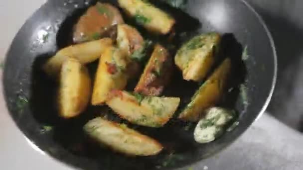 Pečené brambory v pánvi, detailní zobrazení. Šéfkuchař připravuje v kuchyni restaurace — Stock video