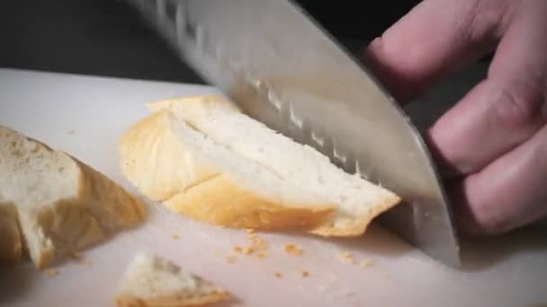 Кубы хлебных гренок белого хлеба. Шеф-повар режет буханку для жарки. Салат Цезарь — стоковое видео
