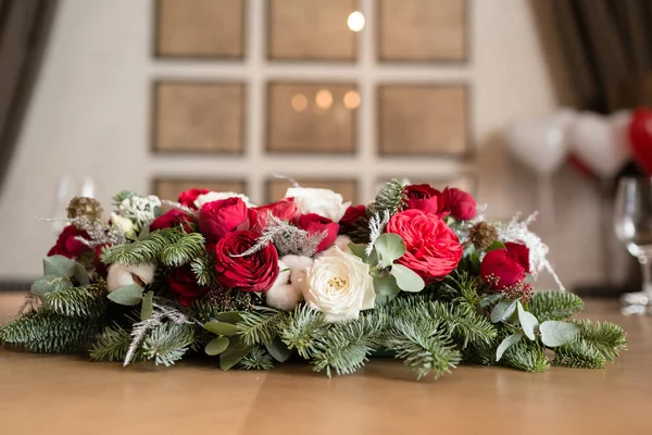 Winter decor. The composition of the branches Nobilis and fresh flowers. For decorating a family dinner — Stock Photo, Image