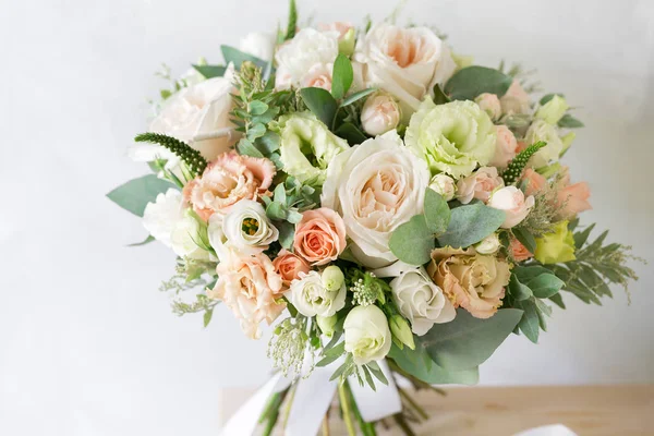 Bouquet de mariée. Un simple bouquet de fleurs et de verts — Photo