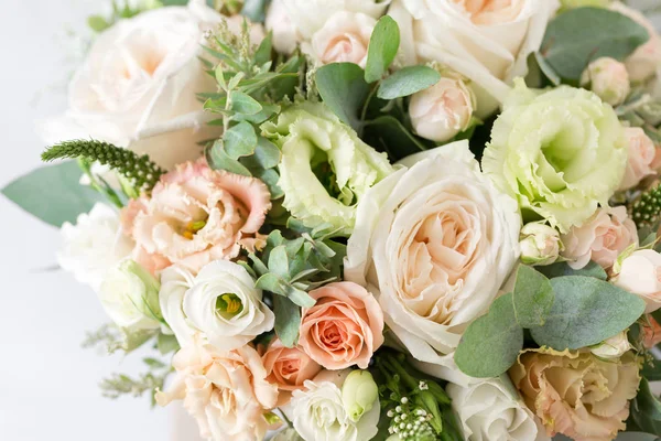 Bouquet de mariée. Un simple bouquet de fleurs et de verts — Photo
