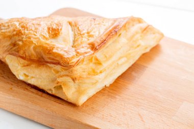 Puf böreği pies kızılcık, elma ve ballı.