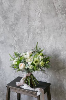 Arkasında gri duvar arka plan üzerinde karışık çiçekli buket bahar