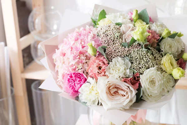 Bouquet in carta Foamiran. Un mazzo semplice di fiori e verdi — Foto Stock