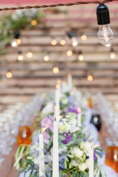 Gläser auf der festlich gedeckten Tafel. Hochzeitstisch Dekor-Konzept. Tischdekoration im klassischen Stil, aufgesetzt. Bildende Kunst. — Stockfoto