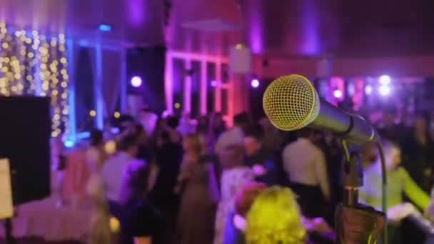 Микрофон над размытым конференц-залом или фоном свадебного банкета — стоковое видео