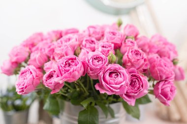 Rose Misty kabarcıklar. Metal vazo içinde pembe gül buketi çiçek. Eski püskü şık ev dekorasyonu. bir çiçek mağazası, çiçekçi.