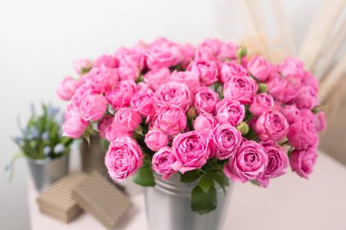 Rose Misty kabarcıklar. Metal vazo içinde pembe gül buketi çiçek. Eski püskü şık ev dekorasyonu. bir çiçek mağazası, çiçekçi.