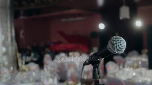 Микрофон над размытым конференц-залом или фоном свадебного банкета — стоковое видео
