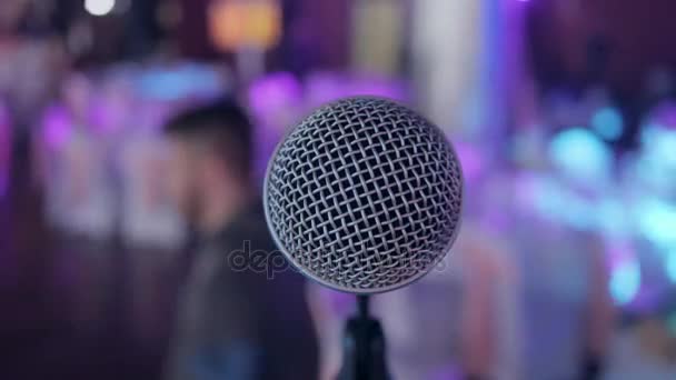 Micrófono sobre la sala de conferencias borrosa abstracta o fondo de banquete de boda — Vídeo de stock
