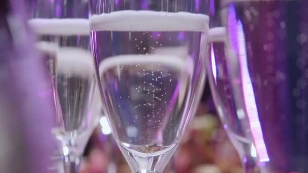 Furshet. Tampo de mesa cheio de copos de vinho branco espumante com canapés e antipasti no fundo. bolhas de champanhe — Vídeo de Stock