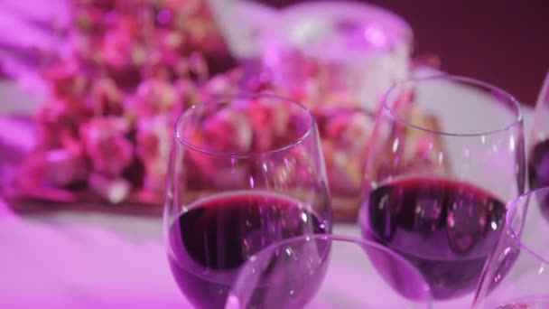 Furshet. Plateau rempli de verres de vin avec des canapés et des antipasti en arrière-plan. bulles de champagne — Video