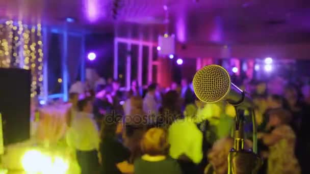 Microphone over the Abstract blurred conference hall or wedding banquet background — Stock Video