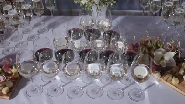 Furshet. Plateau rempli de verres de vin blanc mousseux avec des canapés et des antipasti en arrière-plan. bulles de champagne — Video