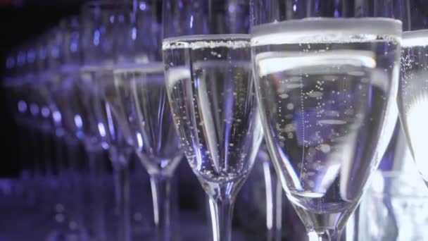 Furshet. Tampo de mesa cheio de copos de vinho branco espumante com canapés e antipasti no fundo. bolhas de champanhe — Vídeo de Stock