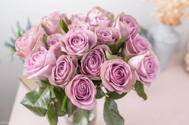 Lila Bahçe yükseldi. Buket çiçek gül cam vazoda. Eski püskü şık ev dekorasyonu. Çiğ