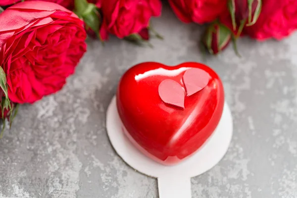 발렌타인 데이 또는 생일 인사말 카드입니다. 빨간 심 혼의 형태로 케이크입니다. 빨간 장미와 빈티지 나무 테이블에 디저트 — 스톡 사진