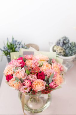 güzel lüks buket pembe tablo karışık çiçek. bir çiçek mağazası, çiçekçi iş.