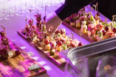 Garson el. En iyi köpüklü beyaz şarap şişe içinde belgili tanımlık geçmiş ile bardak dolu masa.