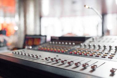 Od eksperleri ve karıştırma konsolu kırmızı düğme. Ses sinyallerini değişiklikler için istenen çıkış elde etmek için kullanılır. Kayıt stüdyoları, yayın, televizyon uygulanan.