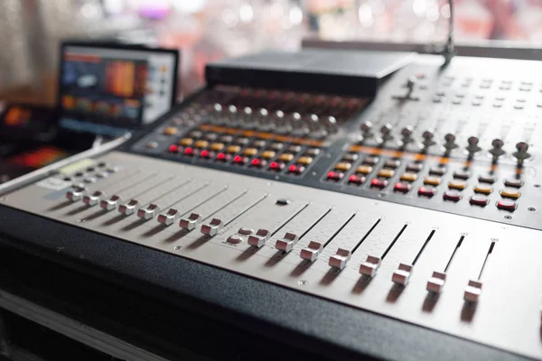 Karıştırıcı denetimi ses aygıtı için müzik karıştırıcı ekolayzer konsol. Ses teknisyeni ses karıştırıcısı equalizer denetimi. Radyo ve Tv yayını için mastering.