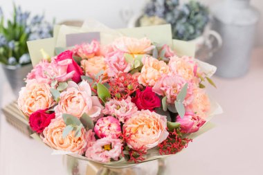 güzel lüks buket pembe tablo karışık çiçek. bir çiçek mağazası, çiçekçi iş.