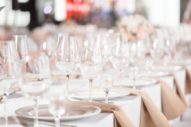 Bir etkinlik ya da düğün resepsiyonu için masalar hazır. Lokantada yemek hazırlayan lüks bir masa. kadehler ve yemekler.