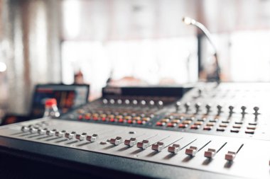 Karıştırıcı denetimi ses aygıtı için müzik karıştırıcı ekolayzer konsol. Ses teknisyeni ses karıştırıcısı equalizer denetimi. Radyo ve Tv yayını için mastering.