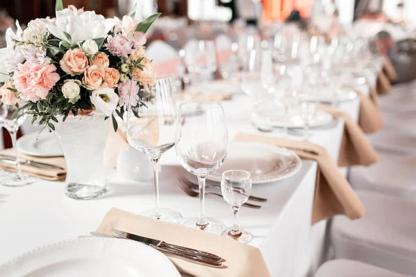 Mesas preparadas para una fiesta de eventos o una recepción de bodas. mesa elegante de lujo establecer la cena en un restaurante. vasos y platos . — Foto de Stock