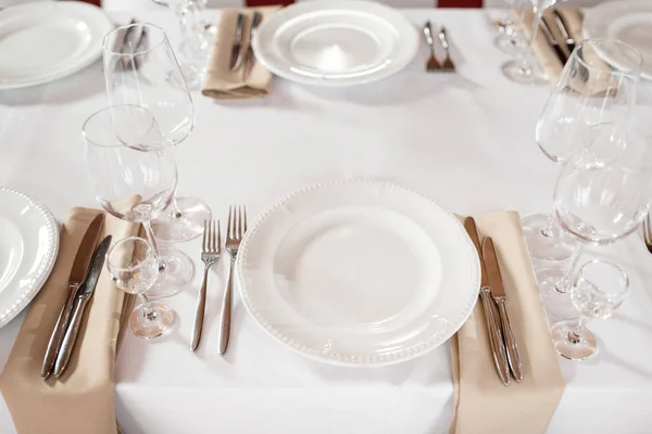 Rendezvényparti vagy esküvői fogadás asztalai. luxus elegáns asztalterítő vacsora egy étteremben. poharak és edények. — Stock Fotó