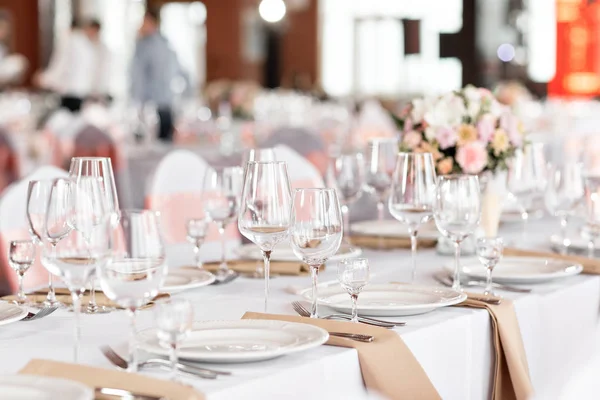 Mesas preparadas para una fiesta de eventos o una recepción de bodas. mesa elegante de lujo establecer la cena en un restaurante. vasos y platos . — Foto de Stock