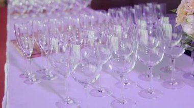 Bir etkinlik ya da düğün resepsiyonu için masalar hazır. Lokantada yemek hazırlayan lüks bir masa. kadehler ve yemekler.